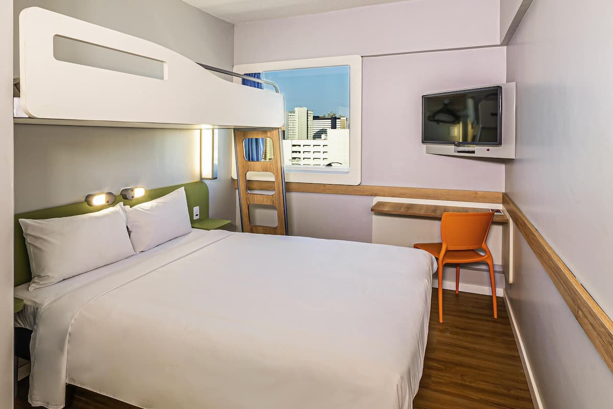 Habitación triple estándar, varias camas | 1 dormitorio, escritorio, espacio para trabajar con un portátil