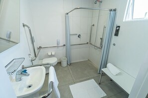 Standardværelse - 1 dobbeltseng - tilpasset personer med nedsat mobilitet | Badeværelse | Bruser, miljøvenlige toiletartikler, håndklæder