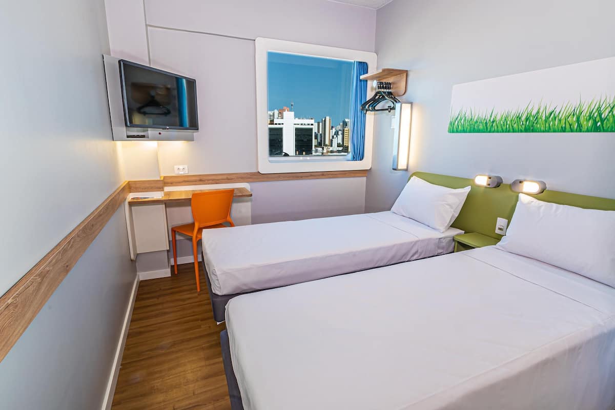 Standard Room, 2 Katil Bujang (Single) | 1 bilik tidur, meja, ruang kerja komputer riba
