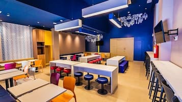 Se ofrece un desayuno bufé entre semana (38 BRL por persona)