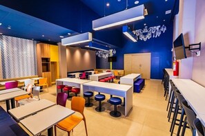 Petit déjeuner buffet servi en semaine (38 BRL par personne)