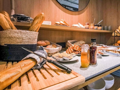 Free daily buffet breakfast . ibis Styles Albertville