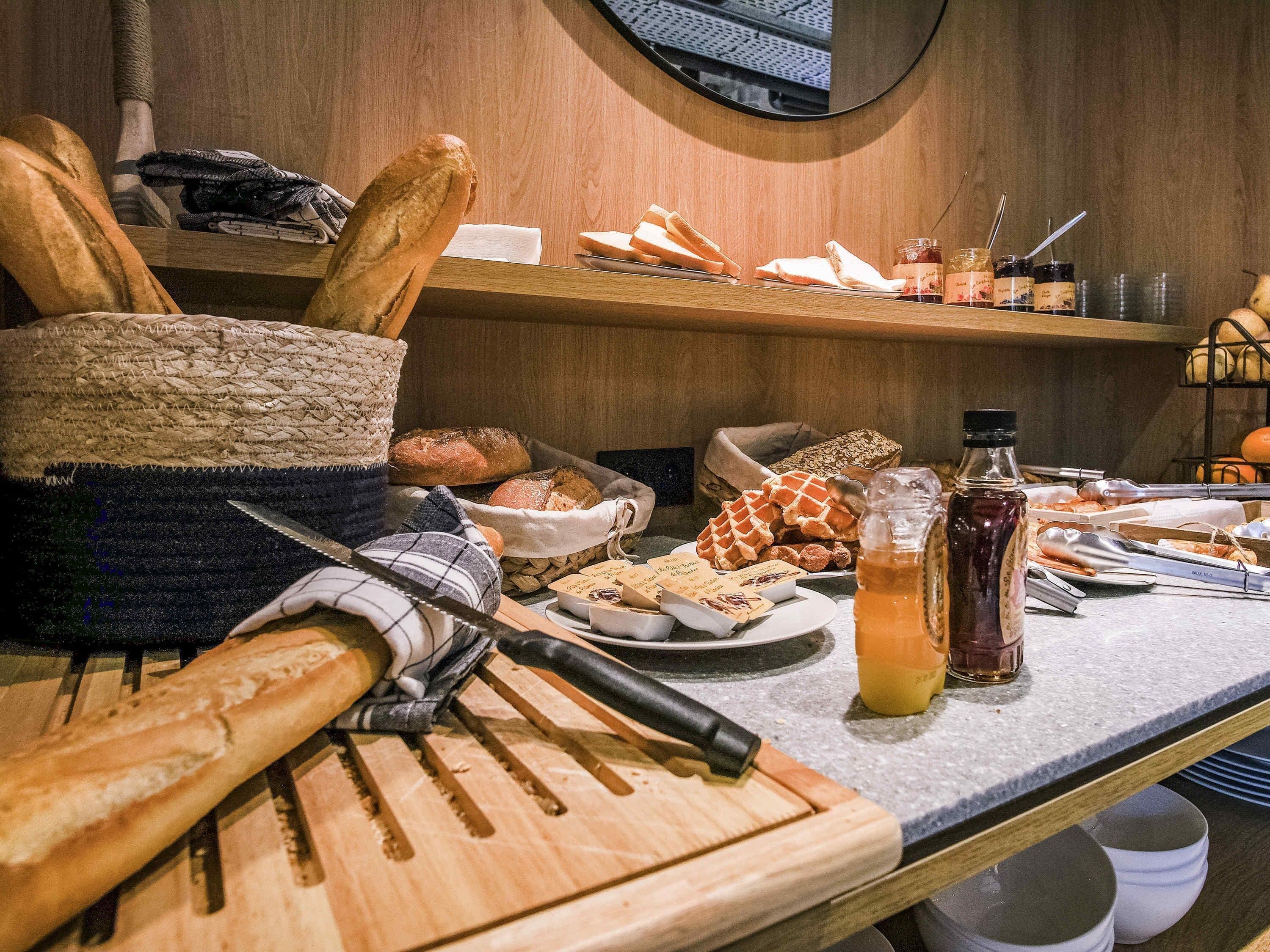 Bữa sáng buffet hàng ngày (13 EUR/mỗi người) 