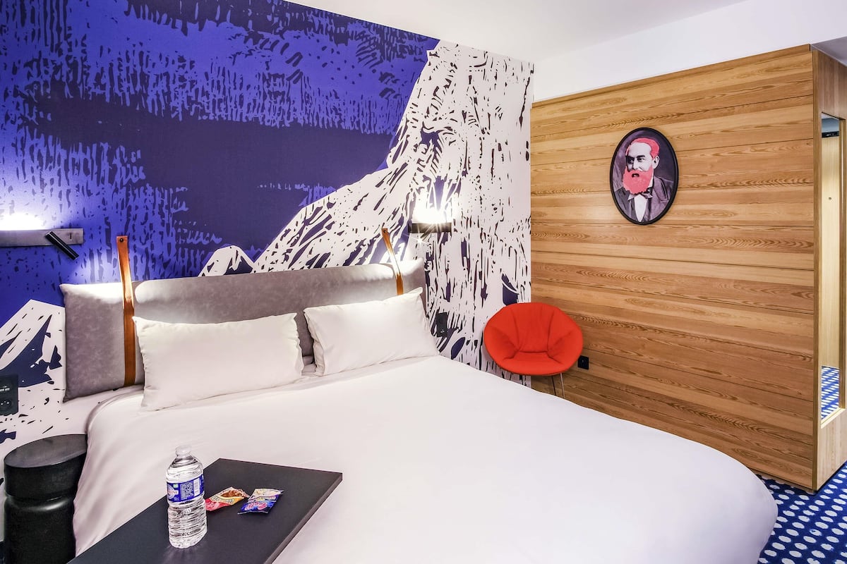 Blackout drapes, soundproofing, free WiFi, bed sheets