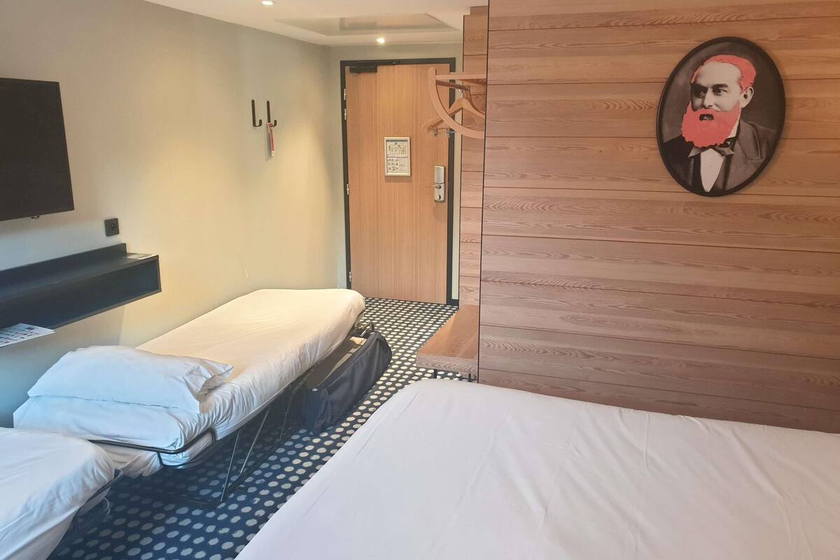 ستائر تعتيم وتجهيزات عازلة للصوت وواي فاي مجانًا وملاءات أسرّة