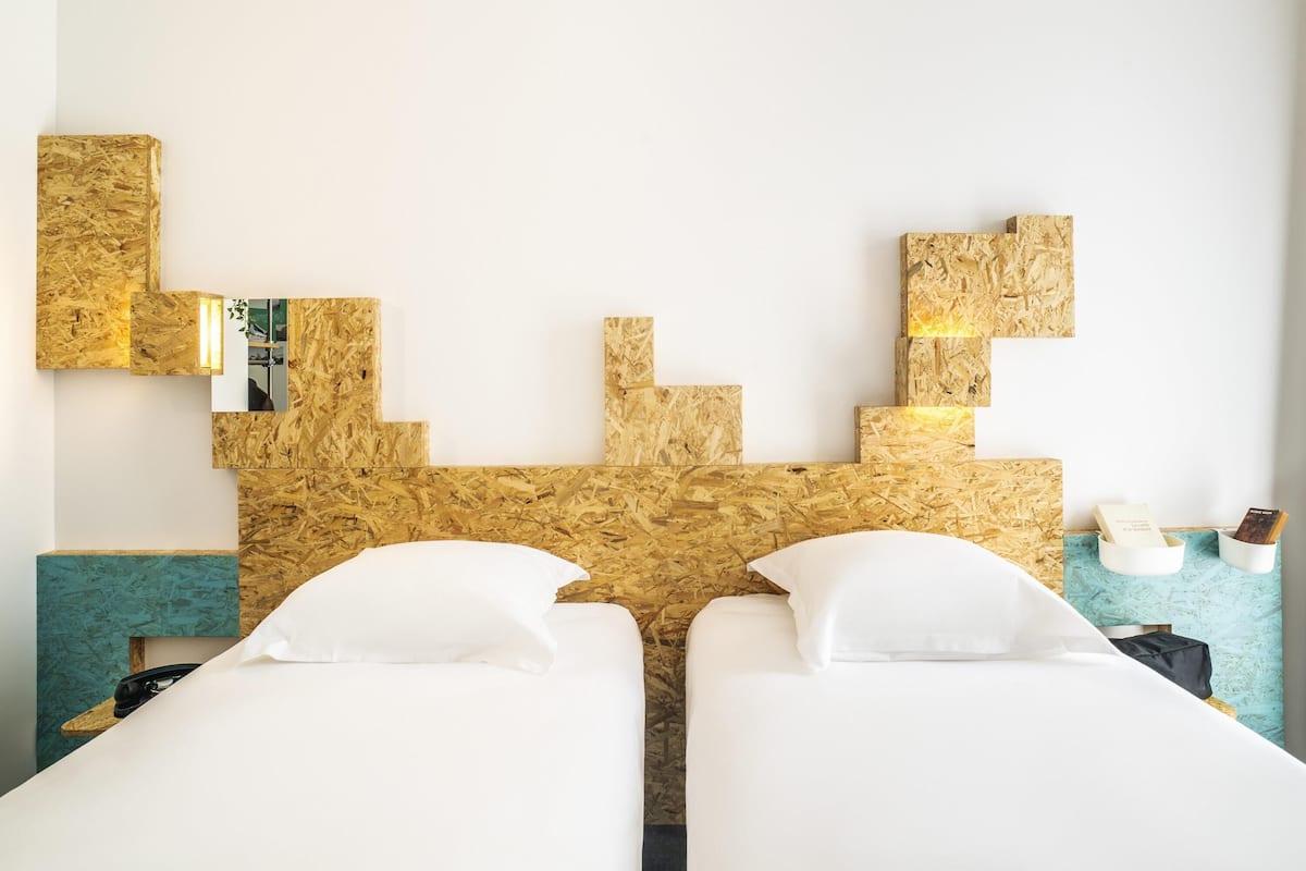 Habitación, 2 camas individuales | Escritorio, insonorización, cunas gratuitas y cuna de viaje