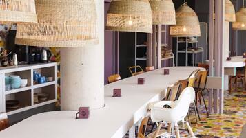 Petit déjeuner (13.5 EUR par personne)