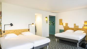 Een bureau, geluiddichte muren, gratis babybedden, reisbedje