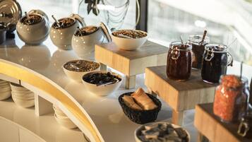 Café da manhã com buffet todos os dias mediante uma taxa