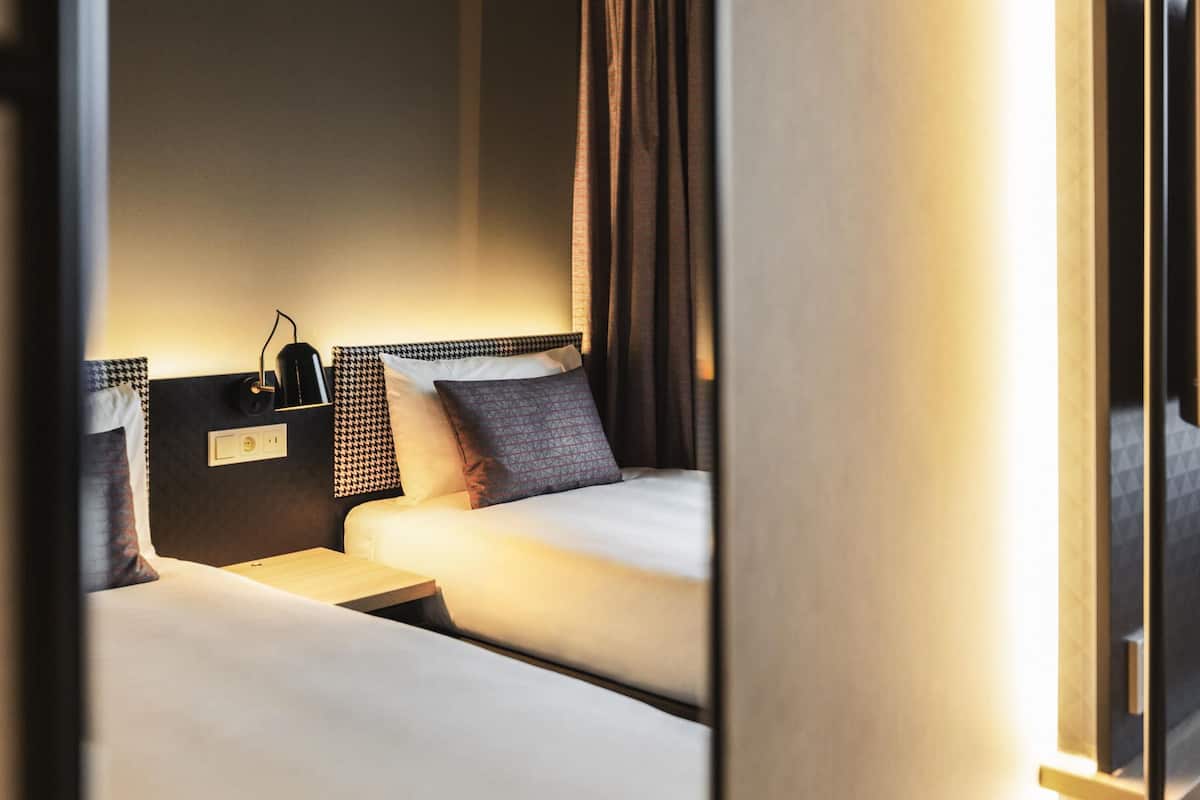 standard room, 2 single beds | in-room safe, desk, soundproofing, free wifi