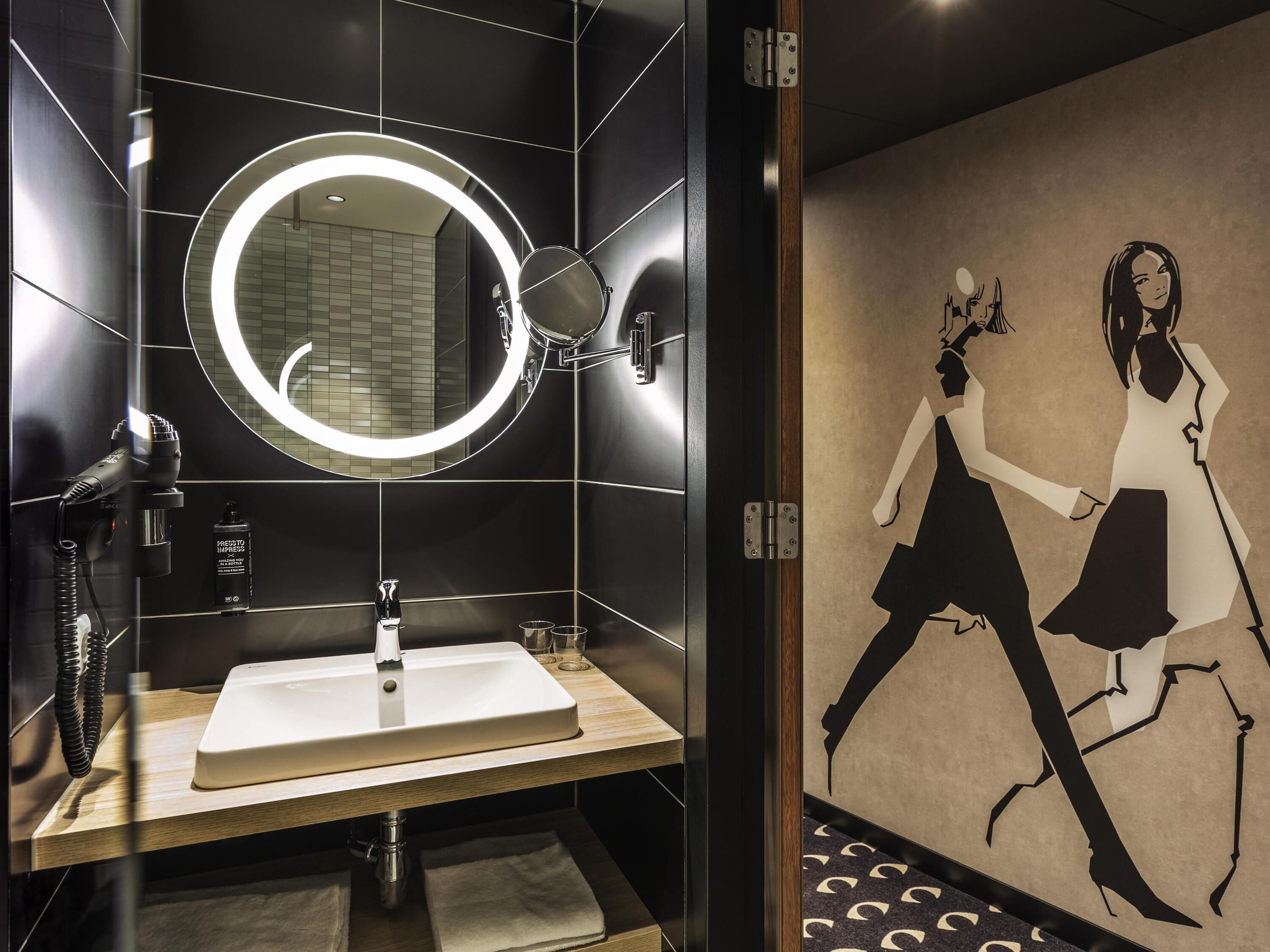 standard room, 2 single beds | in-room safe, desk, soundproofing, free wifi