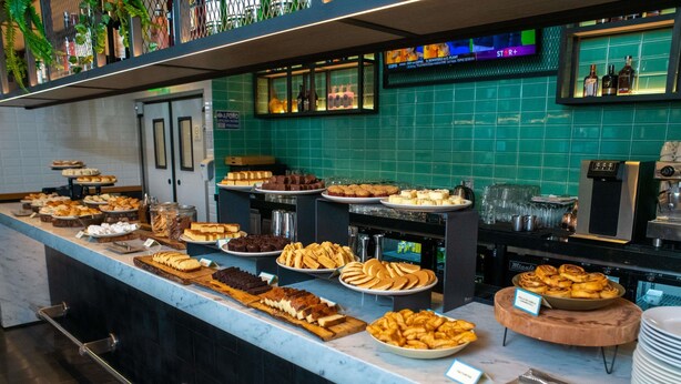 Un buffet proposant une variété de plats et un coin café.