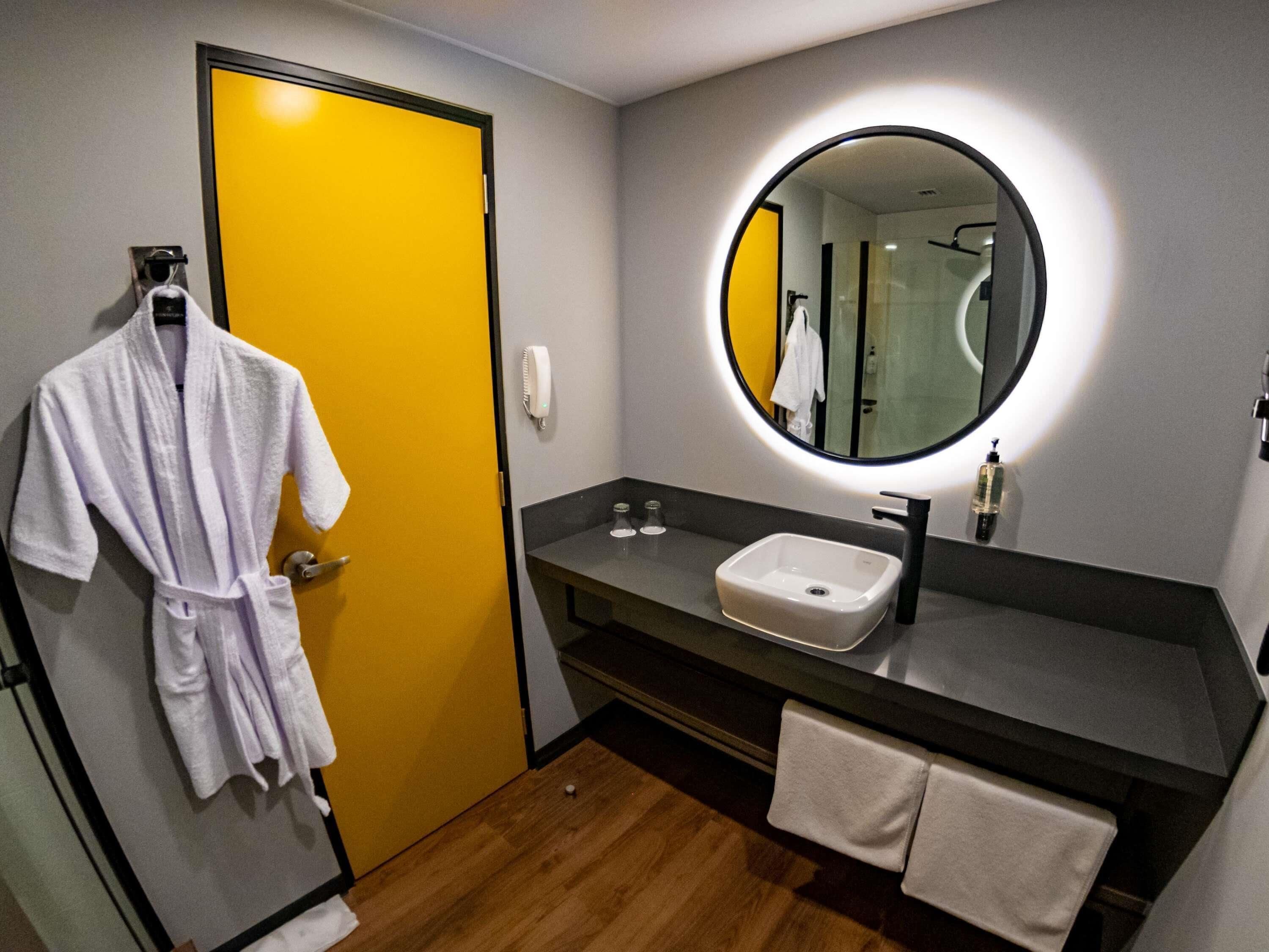 Ropa de cama de alta calidad, cubrecamas y minibar 