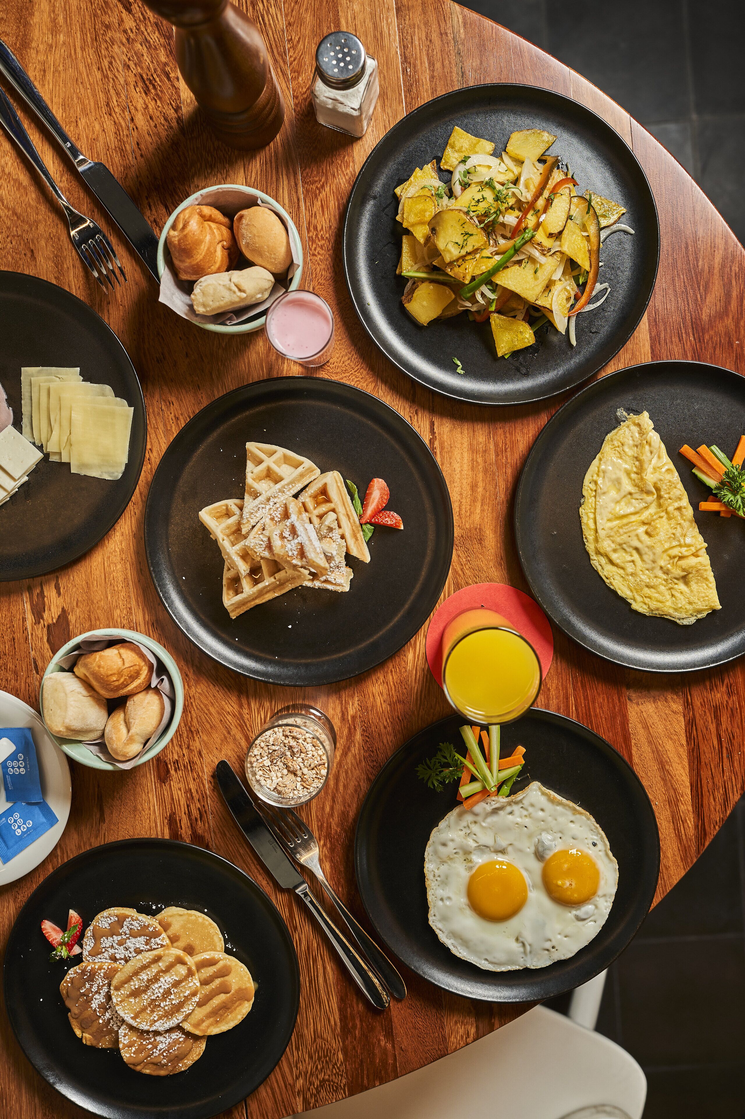 daily buffet breakfast for a fee