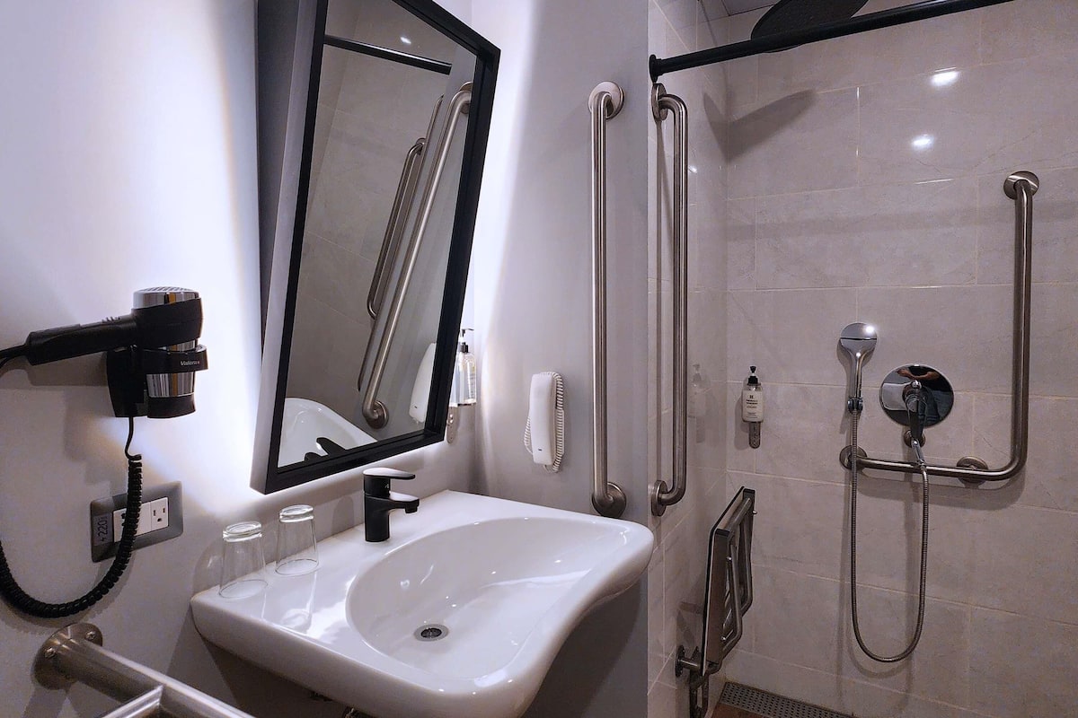 Phòng Tiêu chuẩn, 1 giường đôi, phù hợp cho người khuyết tật (Accessible) | Bộ đồ giường cao cấp, chăn bông, minibar, két bảo mật tại phòng