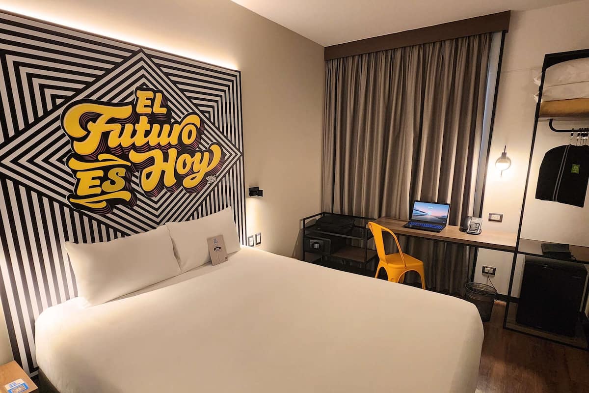 Ropa de cama de alta calidad, cubrecamas y minibar