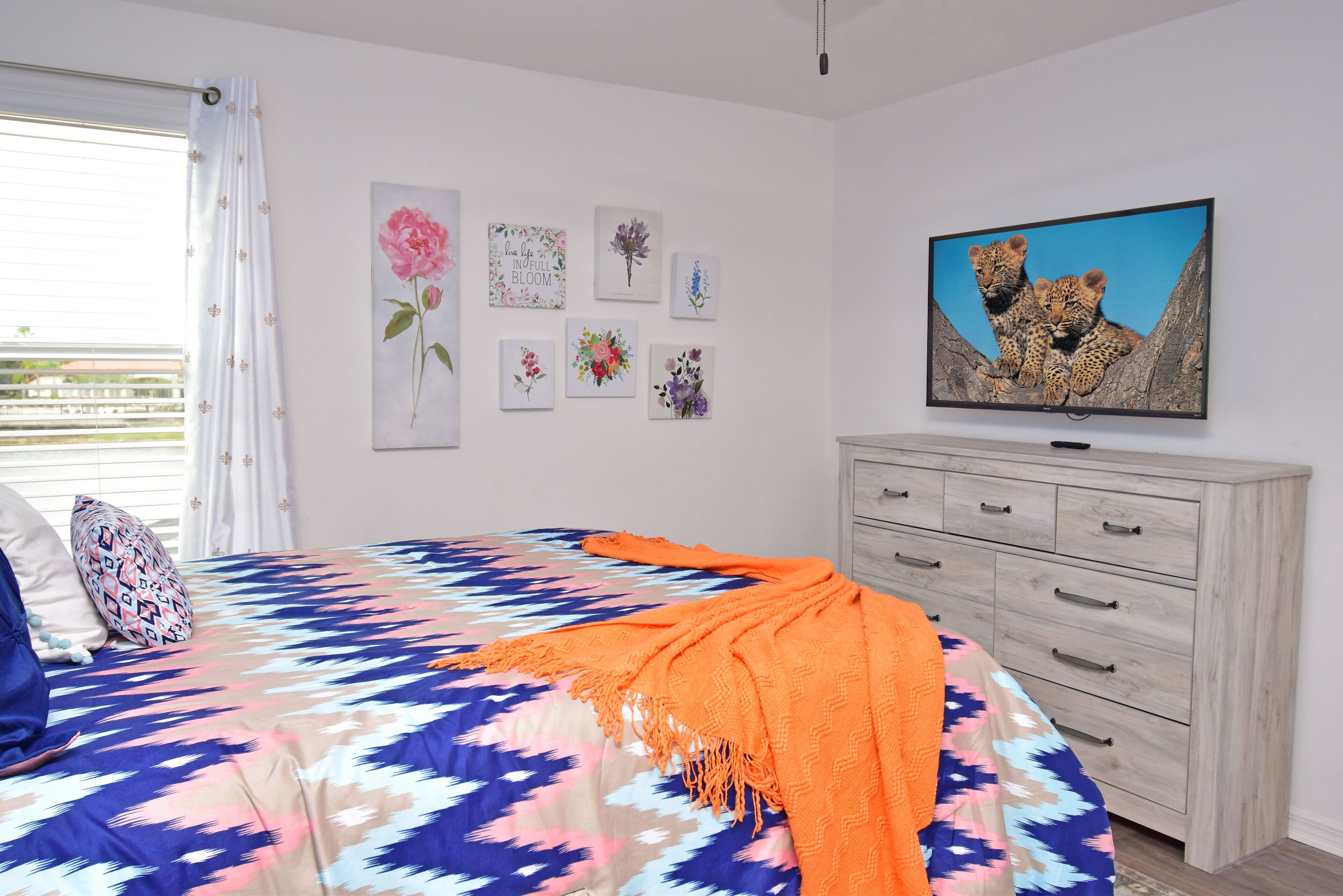 6 Bed Home. 3 Themed Kids rooms, 3 Master Suites, Games Room, Pool With Spa Overlooking Lake