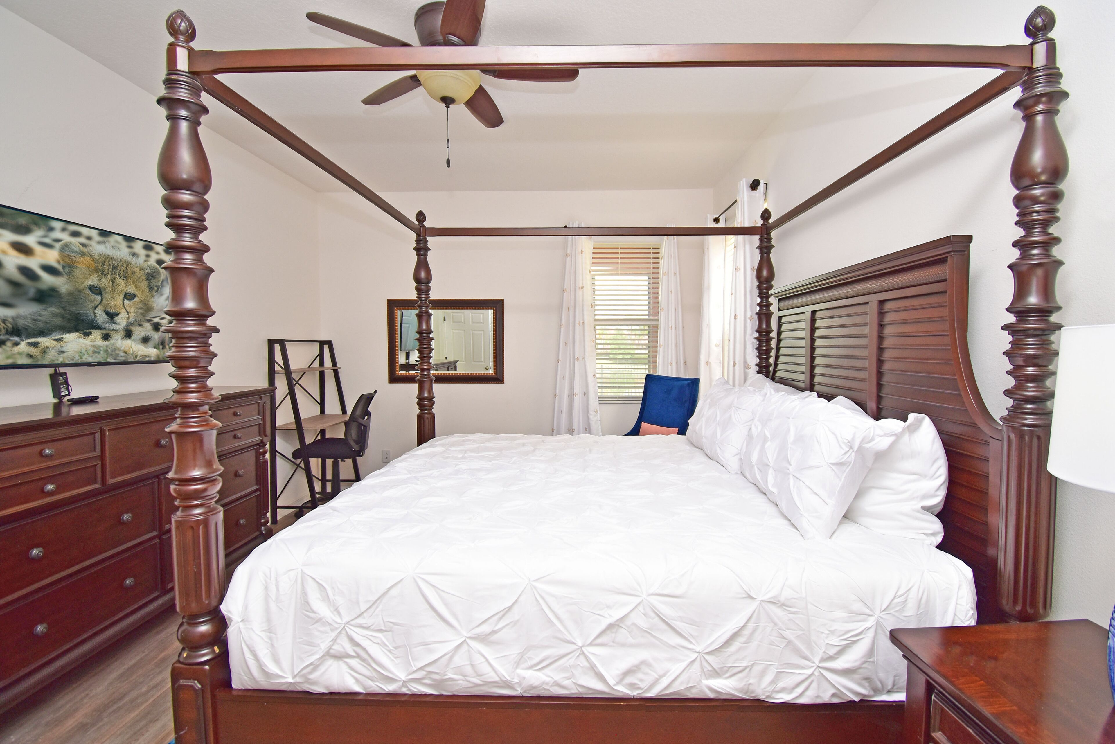 6 Bed Home. 3 Themed Kids rooms, 3 Master Suites, Games Room, Pool With Spa Overlooking Lake