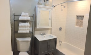 Ensemble douche/baignoire, sèche-cheveux, serviettes fournies, savon