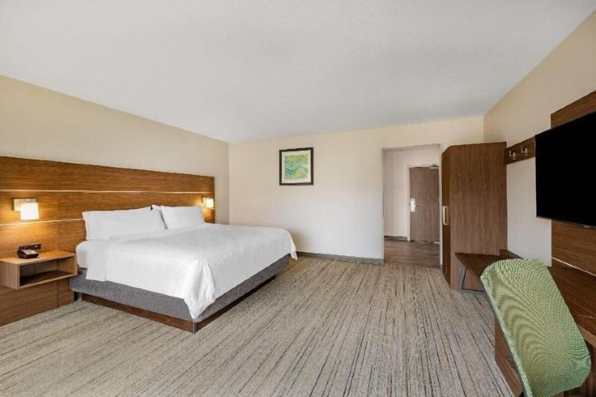 In-room safe, iron/ironing board, WiFi (free)