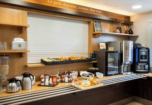 Daily buffet breakfast for a fee - B&B HOTEL Vannes Ouest Golfe du Morbihan (Vannes)