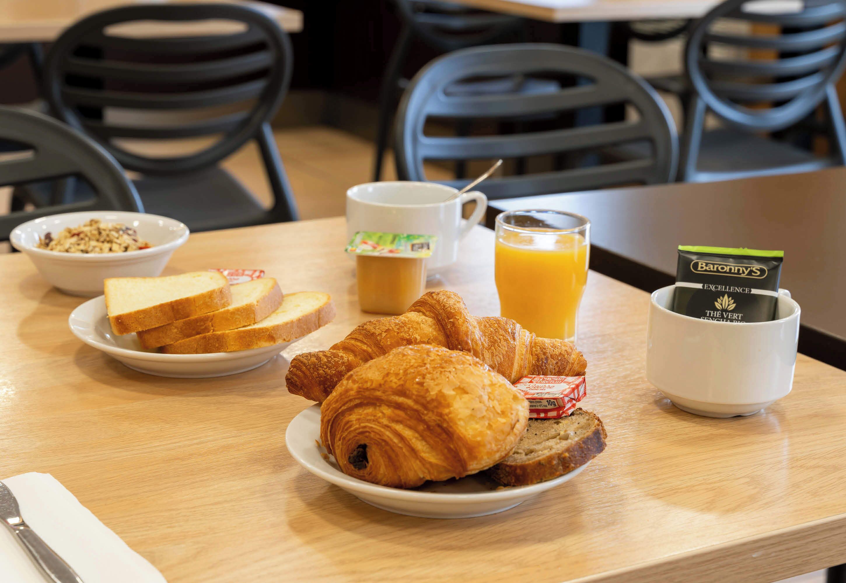 daily buffet breakfast for a fee