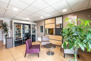 Lobby sitting area - B&B HOTEL Vannes Ouest Golfe du Morbihan (Vannes)