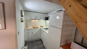 Réfrigérateur, micro-ondes, lave-vaisselle, cafetiÚre/bouilloire