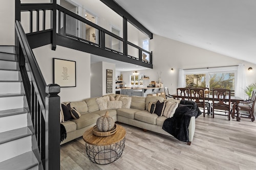 Semi-Soundfront on Bay Drive - Whole Home, Large Yard and Decks!