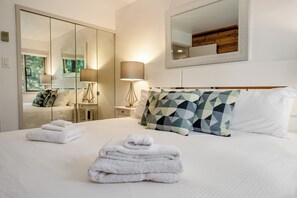 4 bedrooms, Internet, bed sheets - TELEMARK 15 | Ski-In, Ski-Out Access | Steps To Ski Lifts | Private Garage (Whistler)