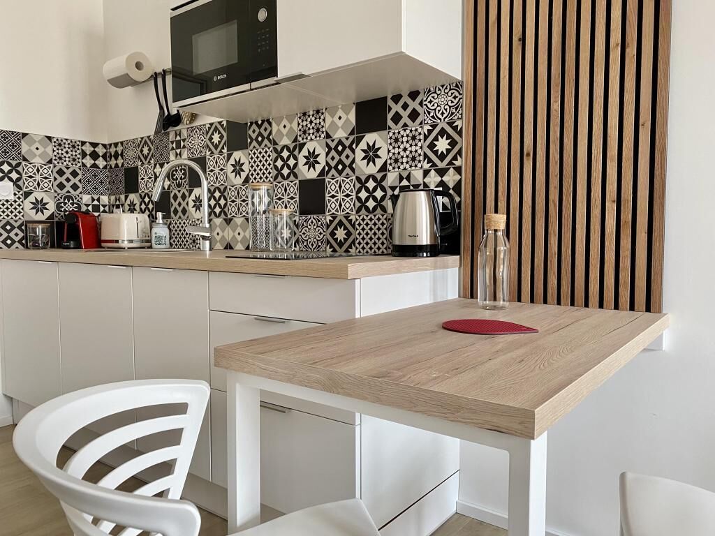 Réfrigérateur, micro-ondes, four, plaque de cuisson