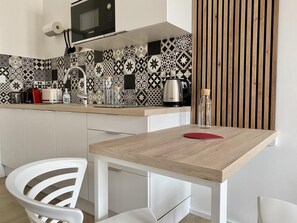 ثلاجة، ميكروويف، فرن، موقد طهي مسطح