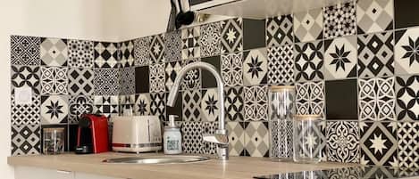 Frigorífico, microondas, horno y placa de cocina