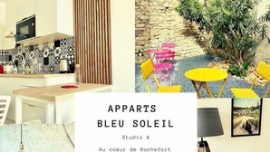Un interior moderno con cocina, comedor y sala de estar.