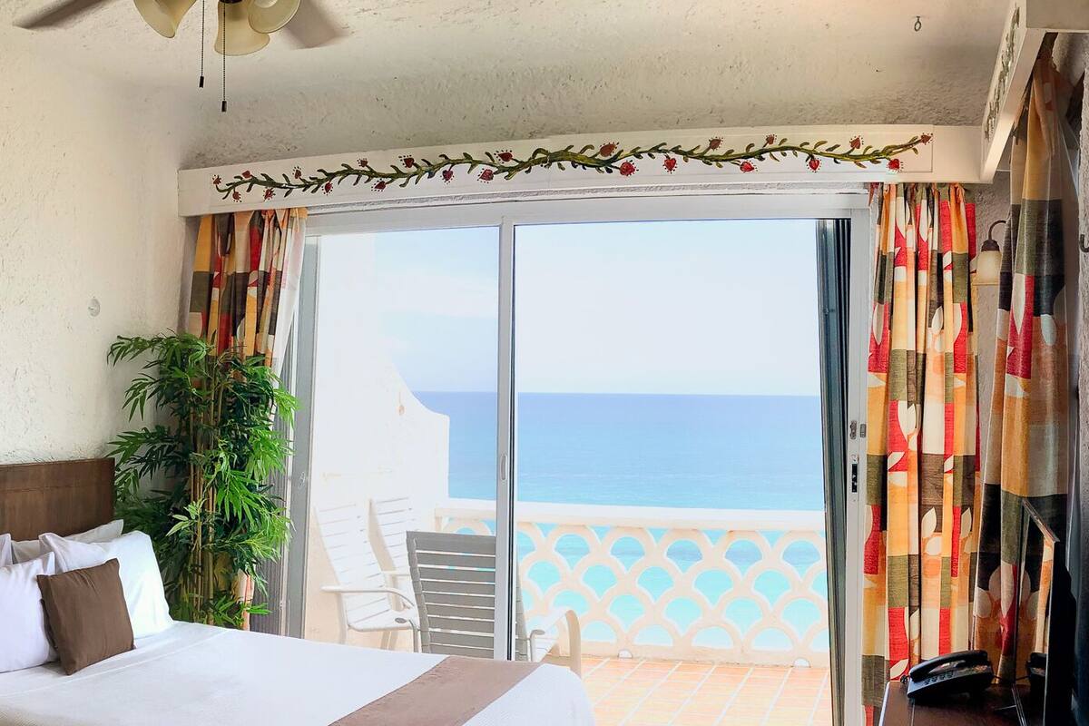 Apartamento premier, vista para a praia | Cofres nos quartos, escrivaninha, Wi-Fi de cortesia, roupa de cama