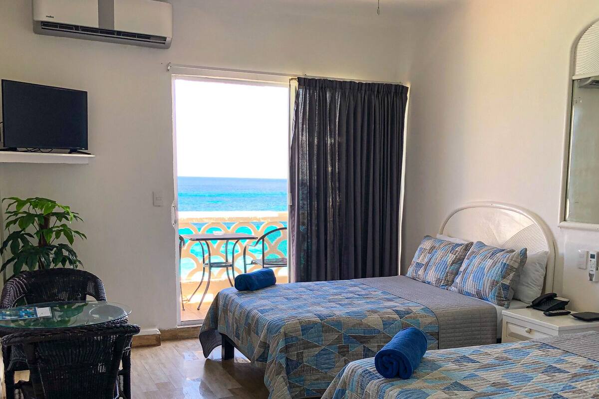 Apartamento luxo, vista para a praia | Cofres nos quartos, escrivaninha, Wi-Fi de cortesia, roupa de cama