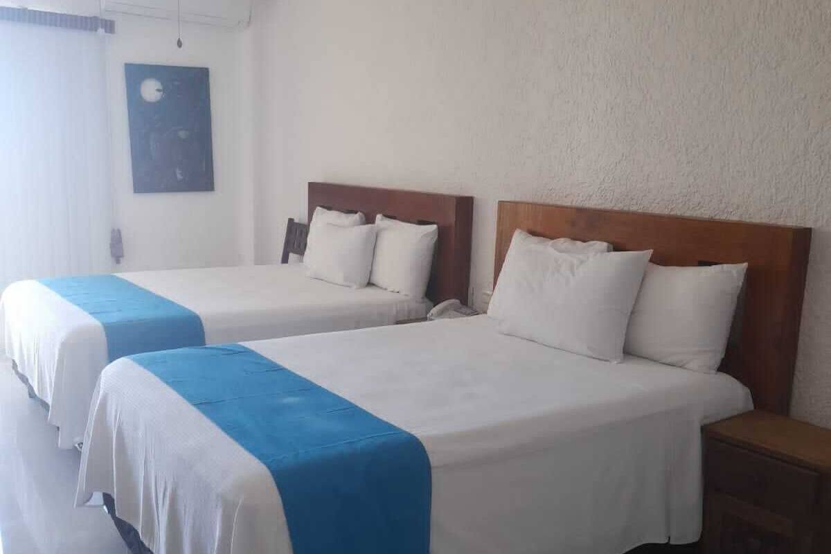 Estudio Deluxe, vista a la alberca | 1 habitación, caja de seguridad en la habitación y escritorio