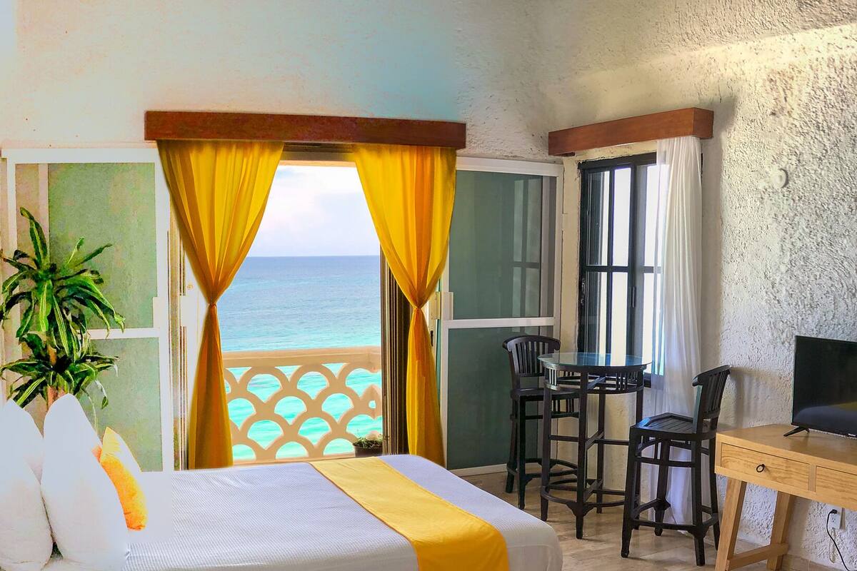 Departamento superior, vista a la playa | 1 habitación, caja de seguridad en la habitación y escritorio