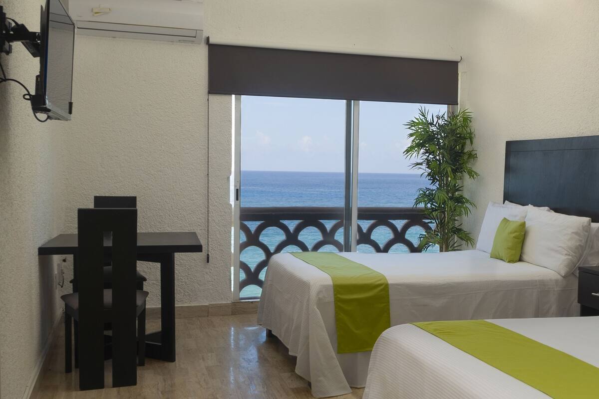 Apartamento luxo, vista para a praia | Cofres nos quartos, escrivaninha, Wi-Fi de cortesia, roupa de cama