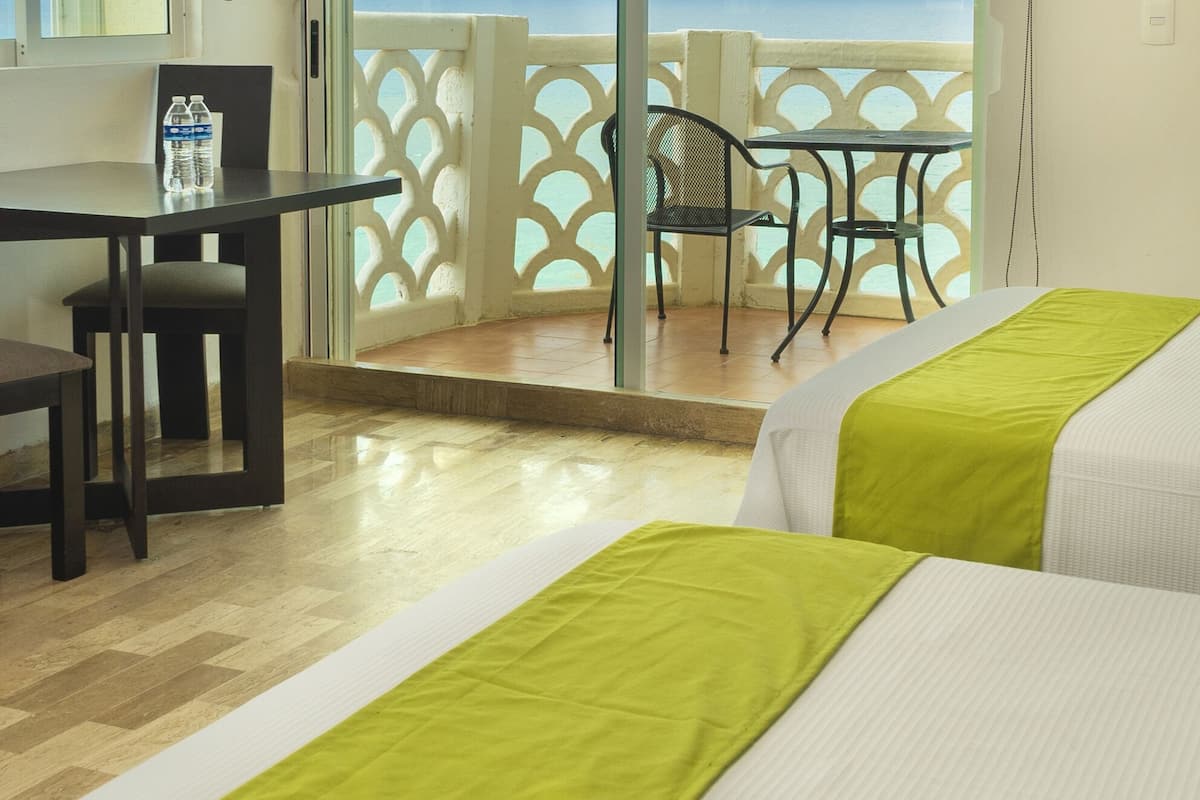 Apartamento luxo, vista para a praia | Cofres nos quartos, escrivaninha, Wi-Fi de cortesia, roupa de cama