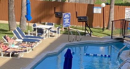 SEASCAPE CONDOS 301 Minutes from the Beach