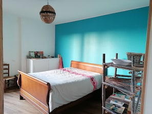 3 bedrooms, iron/ironing board, free WiFi, bed sheets