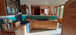 Een koelkast, een oven, een kookplaat, een koffiezetapparaat/waterkoker