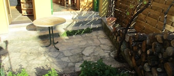 Warmth from the woods of the Quercy region Naturally cool, eco-friendly home