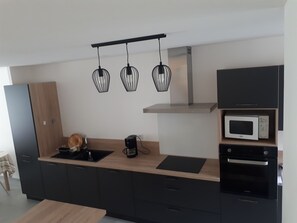 Een koelkast, een microgolfoven, een oven, een kookplaat
