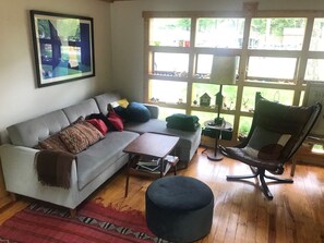 Living area - Beautiful and serene Catskills cottage (Bethel)