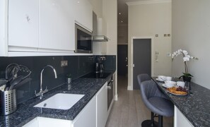 Full-size fridge, microwave, oven, stovetop - High Street Kensington by Viridian Apartments (London)