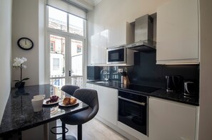 Private kitchen - High Street Kensington by Viridian Apartments (London)