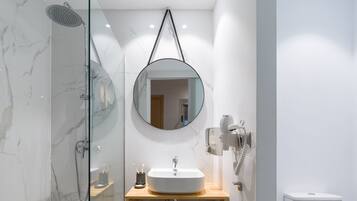 Standard-dobbeltværelse | Badeværelse | Bruser, håndklæder