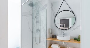 Superior Holiday Home Double Room | Bathroom shower - Tusity One (Las Palmas de Gran Canaria)